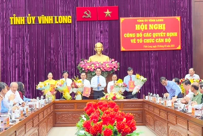 Chủ tịch Ủy ban nhân dân tỉnh Vĩnh Long Lữ Quang Ngời trao quyết định và hoa chúc mừng lãnh đạo các sở, ngành của tỉnh vừa nhận nhiệm vụ mới. 