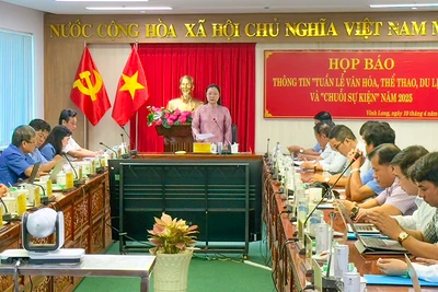 Phó Chủ tịch Ủy ban nhân dân tỉnh Vĩnh Long Nguyễn Thị Quyên Thanh thông tin tại buổi họp báo.