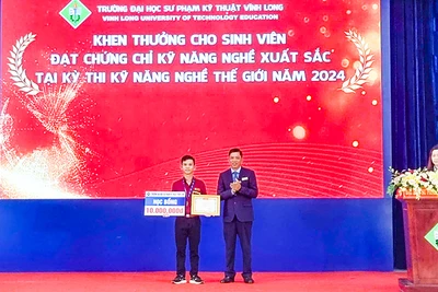 Khen thưởng cho sinh viên đạt giải trong kỳ thi kỹ năng nghề thế giới. 