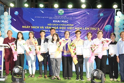 Trao thưởng cho sinh viên đạt giải cuộc thi giới thiệu sách với chủ đề: "Sách - Người bạn truyền cảm hứng" năm 2024. 