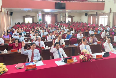 Đại biểu thống nhất cao Nghị quyết tại kỳ họp. 