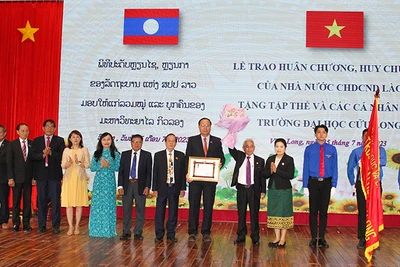 Tập thể Trường đại học Cửu Long đón nhận Huân chương Lao động hạng Ba của Nhà nước Cộng hoà Dân chủ Nhân dân Lào. 