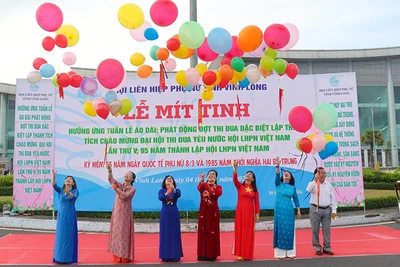 Phụ nữ Vĩnh Long hưởng ứng Tuần lễ áo dài.