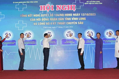Ban tổ chức thực hiện nghi thức công bố 5 kỹ thuật chuyên sâu được chuyển giao. 