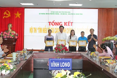 Ban tổ chức trao giải cho các cá nhân đoạt giải. 