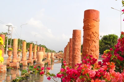 Đường gốm và hoa Vĩnh Long. 