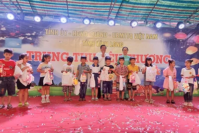 Lãnh đạo tỉnh Vĩnh Long trao quà Trung thu cho các em. 