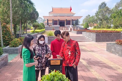 Du khách thử nghiệm check-in Bảng NFC thuộc Dự án “Yêu lắm Việt Nam” tại Vĩnh Long. 