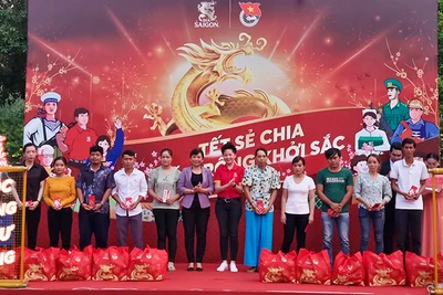 Ban Tổ chức trao quà và lì xì cho công nhân khó khăn tại Vĩnh Long. 