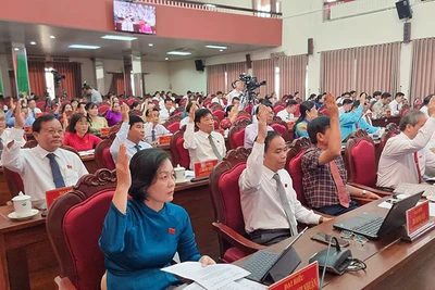 Đại biểu biểu quyết thống nhất Nghị quyết tại kỳ họp. 