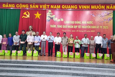 Phó Chủ tịch Quốc hội Nguyễn Đức Hải trao quà cho gia đình chính sách tại Vĩnh Long. 