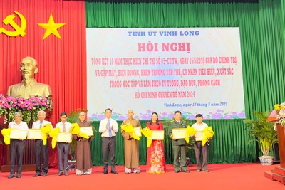 Lãnh đạo tỉnh khen thưởng những cá nhân điển hình tiên tiến làm theo Bác.