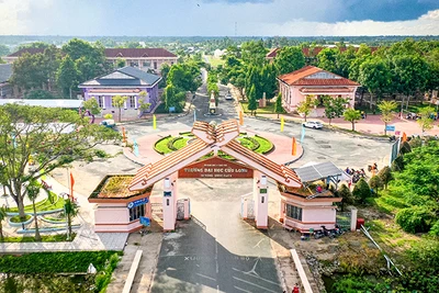 Khuôn viên cổng trường Đại học Cửu Long.