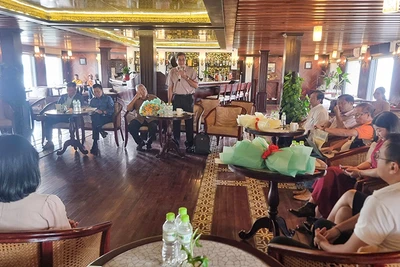 Quang cảnh buổi toạ đàm trên tàu du lịch La Marguerite. 