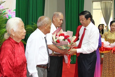 Bí thư Tỉnh ủy Vĩnh Long Bùi Văn Nghiêm trao Huy hiệu Đảng tặng các đồng chí cao tuổi đảng. 