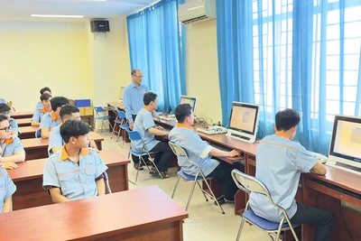 Sinh viên chuyên ngành thiết kế vi mạch Trường đại học Sư phạm kỹ thuật Vĩnh Long đang thực hành.