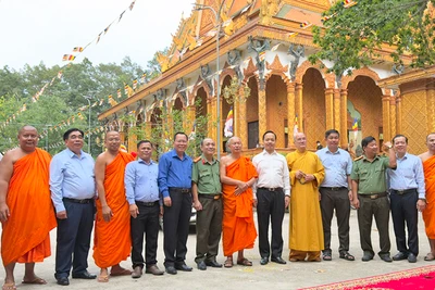 Bí thư Tỉnh ủy Vĩnh Long Trần Tiến Dũng chụp hình lưu niệm với Hội đoàn kết sư sãi yêu nước và chùa Hạnh Phúc Tăng. 