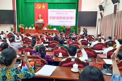 Đại biểu Hội đồng nhân dân tỉnh Vĩnh Long biểu quyết thông qua các Nghị quyết tại kỳ họp. 