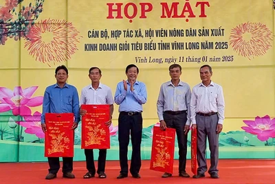 Bí thư Tỉnh ủy Vĩnh Long Bùi Văn Nghiêm trao quà cho nông dân sản xuất, kinh doanh giỏi tiêu biểu. 