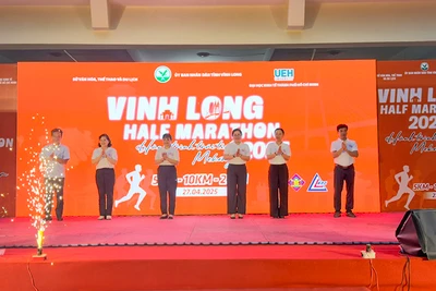 Ban Tổ chức tiến hành nghi thức khai mạc. 