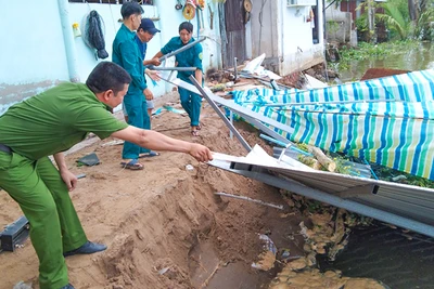 Lực lượng chức năng xã Tân An Luông đến hỗ trợ người dân di dời tài sản. 