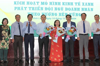 Lãnh đạo tỉnh Vĩnh Long chúc mừng Câu lạc bộ dẫn đầu - Thương hiệu tiêu biểu Vĩnh Long. 