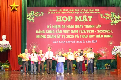 Bí thư Tỉnh ủy Vĩnh Long Trần Tiến Dũng trao Huy hiệu Đảng tặng các vị cao niên tuổi đảng. 