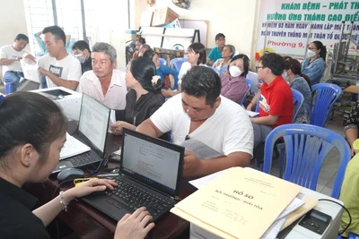 Ngày 12/2, đông đảo người dân thuộc phường 9 (nay là phường Hưng Phú), quận 8 hiệp thương để "chốt" ban hành phương án bồi thường Dự án cải tạo bờ bắc kênh Đôi. (Ảnh: THẾ ANH)