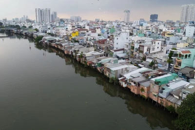 Hàng nghìn căn nhà nằm hai bên bờ kênh Đôi, quận 8 đang được thực hiện di dời, chỉnh trang. (Ảnh: THẾ ANH)