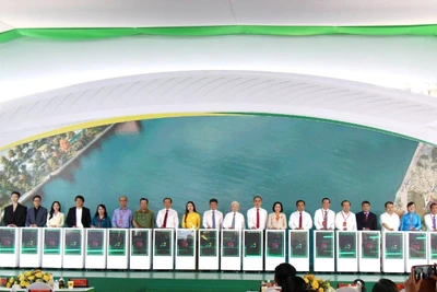 Lãnh đạo Trung ương, Thành phố Hồ Chí Minh bấm nút khởi công công trình cầu đi bộ qua sông Sài Gòn.(Ảnh: QUÝ HIỀN)