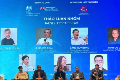 Chuyên gia, diễn giả cùng lãnh đạo các cơ quan có thẩm quyền trao đổi, chia sẻ tại Hội thảo Giải pháp triển khai mô hình phát triển đô thị theo định hướng Giao thông công cộng (TOD) tại Thành phố Hồ Chí Minh. (Ảnh: QUÝ HIỀN)