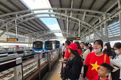 Người dân chọn đi Metro vào trung tâm thành phố xem tổng duyệt diễu binh ngày 27/4. (Ảnh: QUÝ HIỀN)