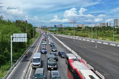 Tại nút giao An Phú, thành phố Thủ Đức, đoạn giao với cao tốc Thành phố Hồ Chí Minh-Long Thành-Dầu Giây dù xe đông đúc nhưng trật tự, chưa ghi nhận ùn tắc phương tiện chiều 4/5. (Ảnh: THẾ ANH)