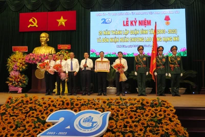 Bí thư Thành uỷ Thành phố Hồ Chí Minh Nguyễn Văn Nên trao Huân chương lao động hạng Nhì cho Đảng bộ, chính quyền và nhân dân quận Bình Tân.