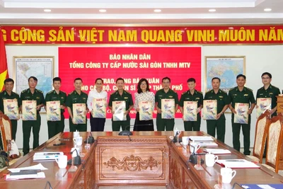 Cơ quan Thường trực Báo Nhân Dân tại Thành phố Hồ Chí Minh và Tổng công ty Cấp nước Sài Gòn trách nhiệm hữu hạn Một thành viên trao tặng báo Xuân Nhân Dân Ất Tỵ 2025 cho cán bộ, chiến sĩ Bộ đội Biên phòng Thành phố Hồ Chí Minh. 