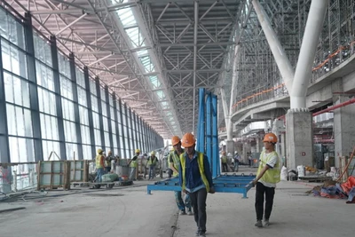 Công nhân tăng tốc thi công khu vực phòng chờ ra máy bay, công trình Nhà ga T3, Sân bay Tân Sơn Nhất ngày 27/12. (Ảnh: THẾ ANH)