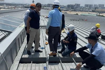 Đơn vị thi công khắc phục sự số mái lợp gây dột nước tại phòng chờ nhà ga T3 sân bay Tân Sơn Nhất chiều 8/5.