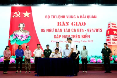 Đại diện Bộ Tư lệnh Vùng 4 Hải quân ký biên bản bàn giao 5 ngư dân trên tàu cá bị nạn cho đại diện Bộ Chỉ huy Bộ đội Biên phòng tỉnh Bình Thuận và Ủy ban nhân dân thành phố Phan Thiết.