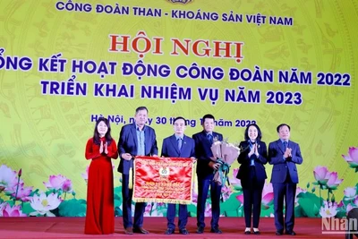 Công đoàn Than-Khoáng sản Việt Nam nhận cờ Xuất sắc toàn diện của Tổng Liên đoàn lao động Việt Nam. 