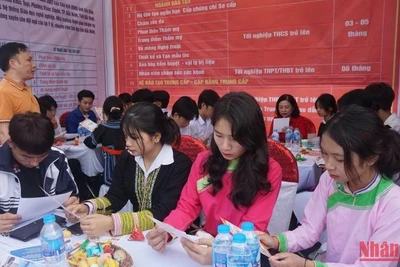 Hơn 1.000 học sinh, sinh viên được tư vấn, giới thiệu việc làm trong ngày hội tư vấn hướng nghiệp, giới thiệu việc làm lần đầu tiên được tỉnh Lào Cai tổ chức.