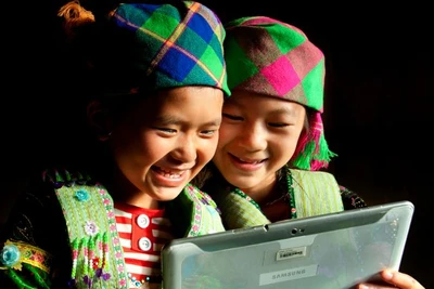 Không ngừng nâng cao đời sống vật chất và tinh thần, cùng với những chính sách nhân văn, bảo đảm tiến bộ và công bằng xã hội cho nhân dân. (Ảnh: tapchicongsan.org.vn)