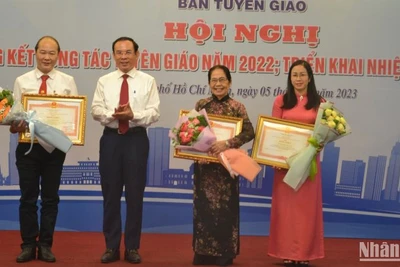 Đồng chí Nguyễn Văn Nên, Ủy viên Bộ Chính trị, Bí thư Thành ủy Thành phố Hồ Chí Minh trao tặng Bằng khen của Thủ tướng Chính phủ cho tập thể, cá nhân có thành tích tiêu biểu trong học tập và làm theo tư tưởng, đạo đức, phong cách Hồ Chí Minh.