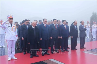 Các đồng chí lãnh đạo, nguyên lãnh đạo Đảng, Nhà nước tưởng niệm các Anh hùng liệt sĩ. (Ảnh: TTXVN)