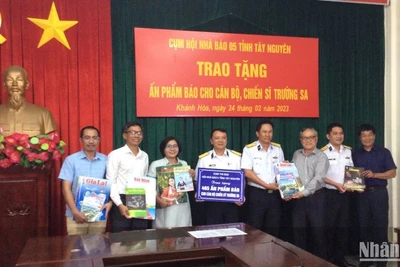 Lãnh đạo Hội Nhà báo 5 tỉnh Tây Nguyên tặng ấn phẩm báo chí cho Bộ Tư lệnh Vùng 4, Hải Quân.