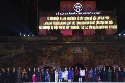 Hội đồng Thủ công thế giới trao tặng danh hiệu “Làng nghề thủ công thế giới về gốm sứ” cho Bát Tràng và “Làng nghề thủ công thế giới về dệt lụa” cho Vạn Phúc. 