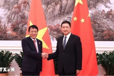 Thượng tướng Lương Tam Quang, Ủy viên Bộ Chính trị, Bí thư Đảng ủy Công an Trung ương, Bộ trưởng Công an với đồng chí Vương Tiểu Hồng, Ủy viên Quốc vụ, Bộ trưởng Công an Trung Quốc. (Ảnh: TTXVN)