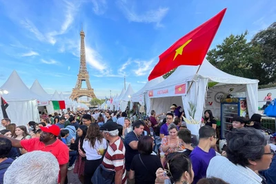 Hàng nghìn du khách đến với những trải nghiệm ẩm thực khó quên tại Làng ẩm thực quốc tế. (Ảnh: MINH DUY)