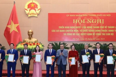 Chủ tịch Ủy ban nhân dân thành phố Hà Nội Trần Sỹ Thanh trao quyết định bổ nhiệm các đồng chí trong Ban Giám đốc Sở Tài chính Hà Nội.