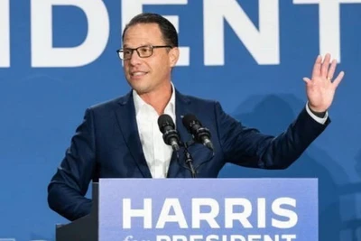 Ông Josh Shapiro, Thống đốc bang Pennsylvania, phát biểu tại cuộc mít-tinh ủng hộ bà Kamala Harris tranh cử Tổng thống Mỹ, ngày 29/7/2024. (Ảnh: Getty Images/TTXVN)