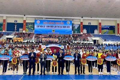 Ban tổ chức giải trao cờ lưu niệm và tặng hoa các đội tham gia.